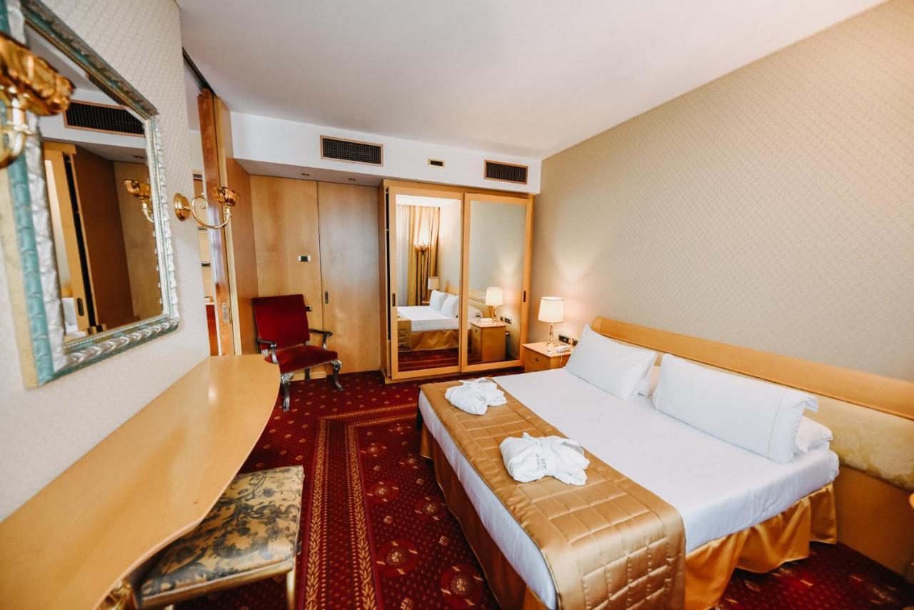 Shg Hotel Antonella Помеция Экстерьер фото