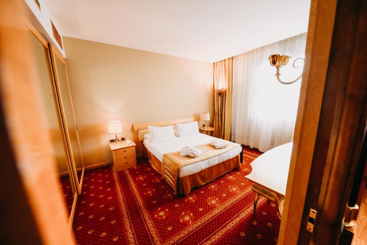 Shg Hotel Antonella Помеция Экстерьер фото