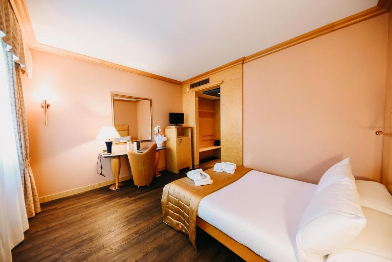 Shg Hotel Antonella Помеция Экстерьер фото