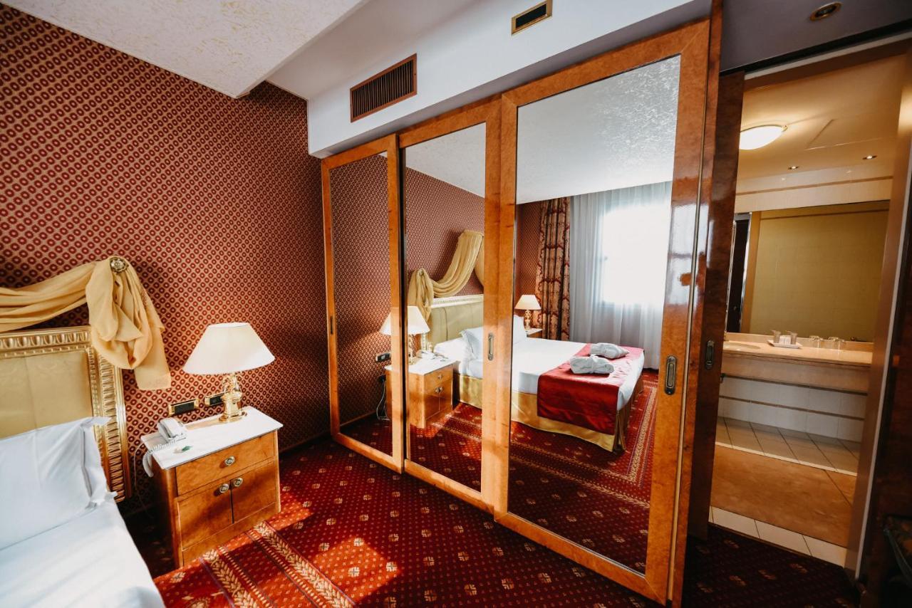 Shg Hotel Antonella Помеция Экстерьер фото